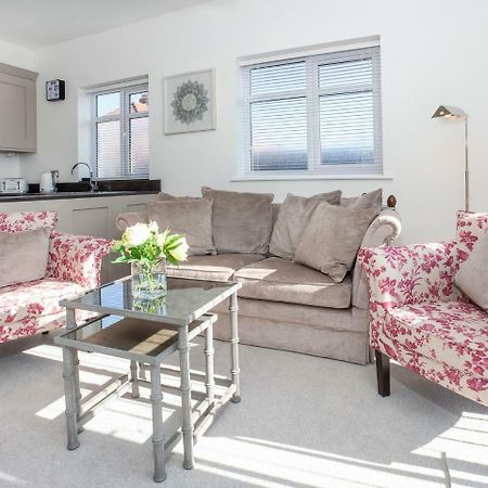 White House Apartments-Free Parking 1 Car Per Apartment York Exteriör bild