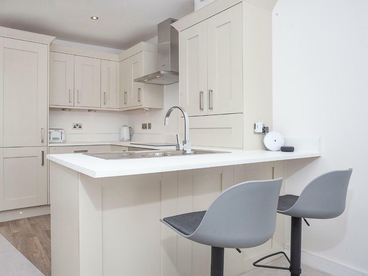 White House Apartments-Free Parking 1 Car Per Apartment York Exteriör bild