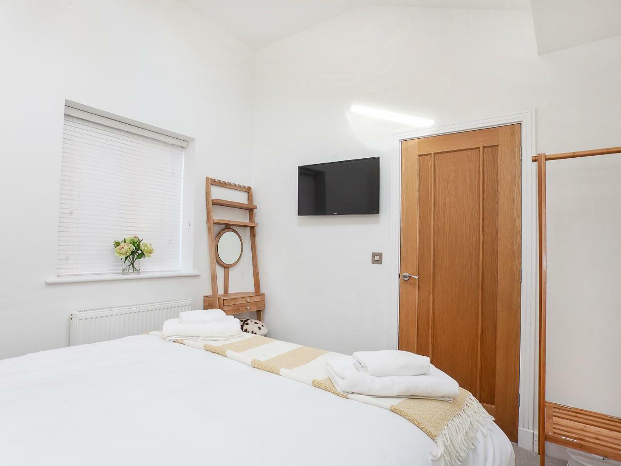 White House Apartments-Free Parking 1 Car Per Apartment York Exteriör bild