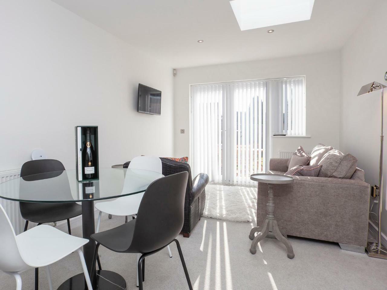 White House Apartments-Free Parking 1 Car Per Apartment York Exteriör bild