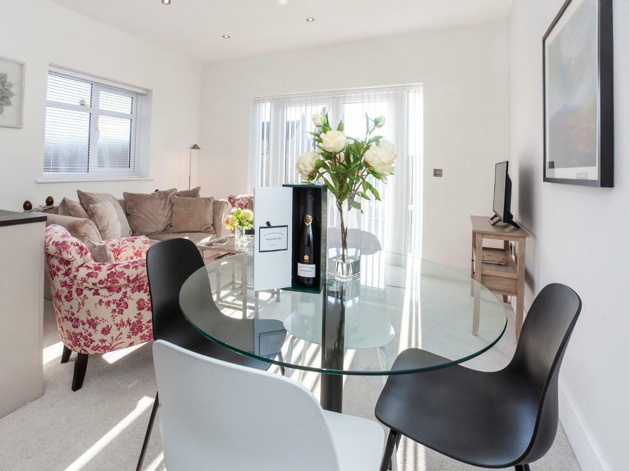 White House Apartments-Free Parking 1 Car Per Apartment York Exteriör bild
