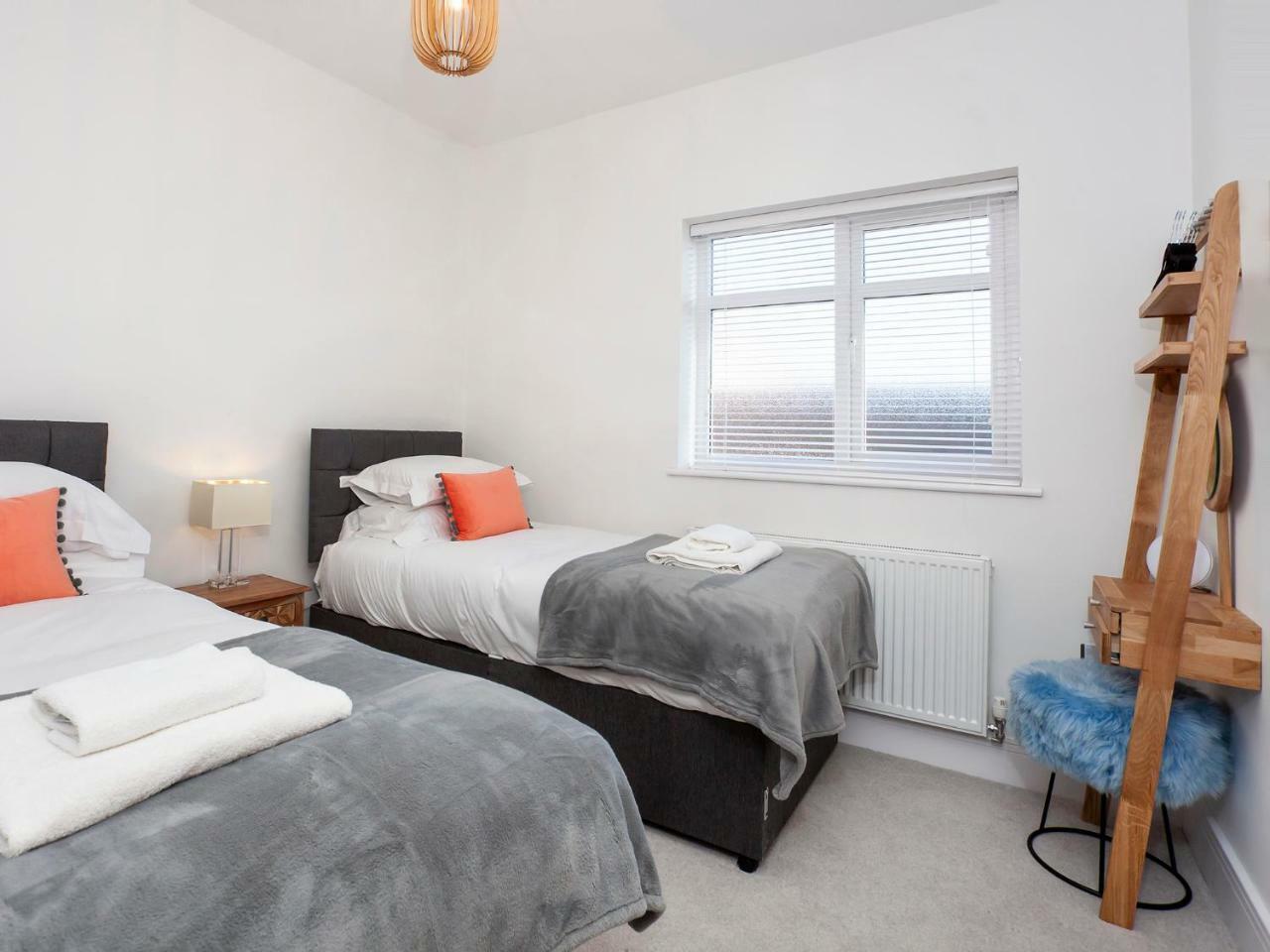 White House Apartments-Free Parking 1 Car Per Apartment York Exteriör bild