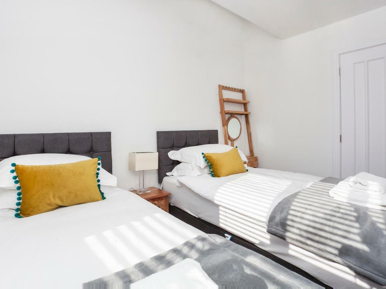 White House Apartments-Free Parking 1 Car Per Apartment York Exteriör bild