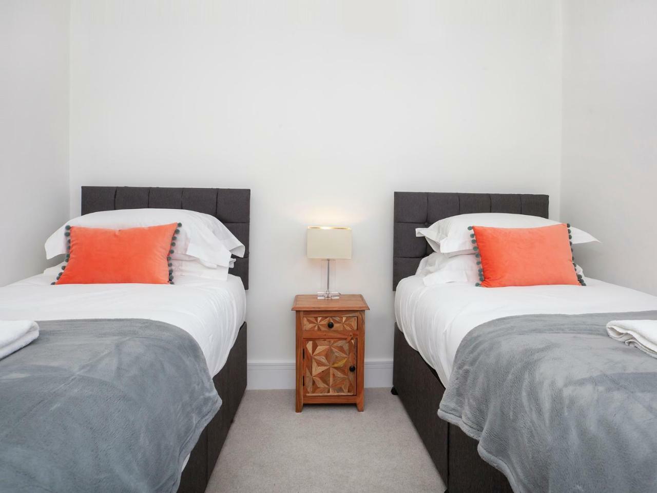 White House Apartments-Free Parking 1 Car Per Apartment York Exteriör bild