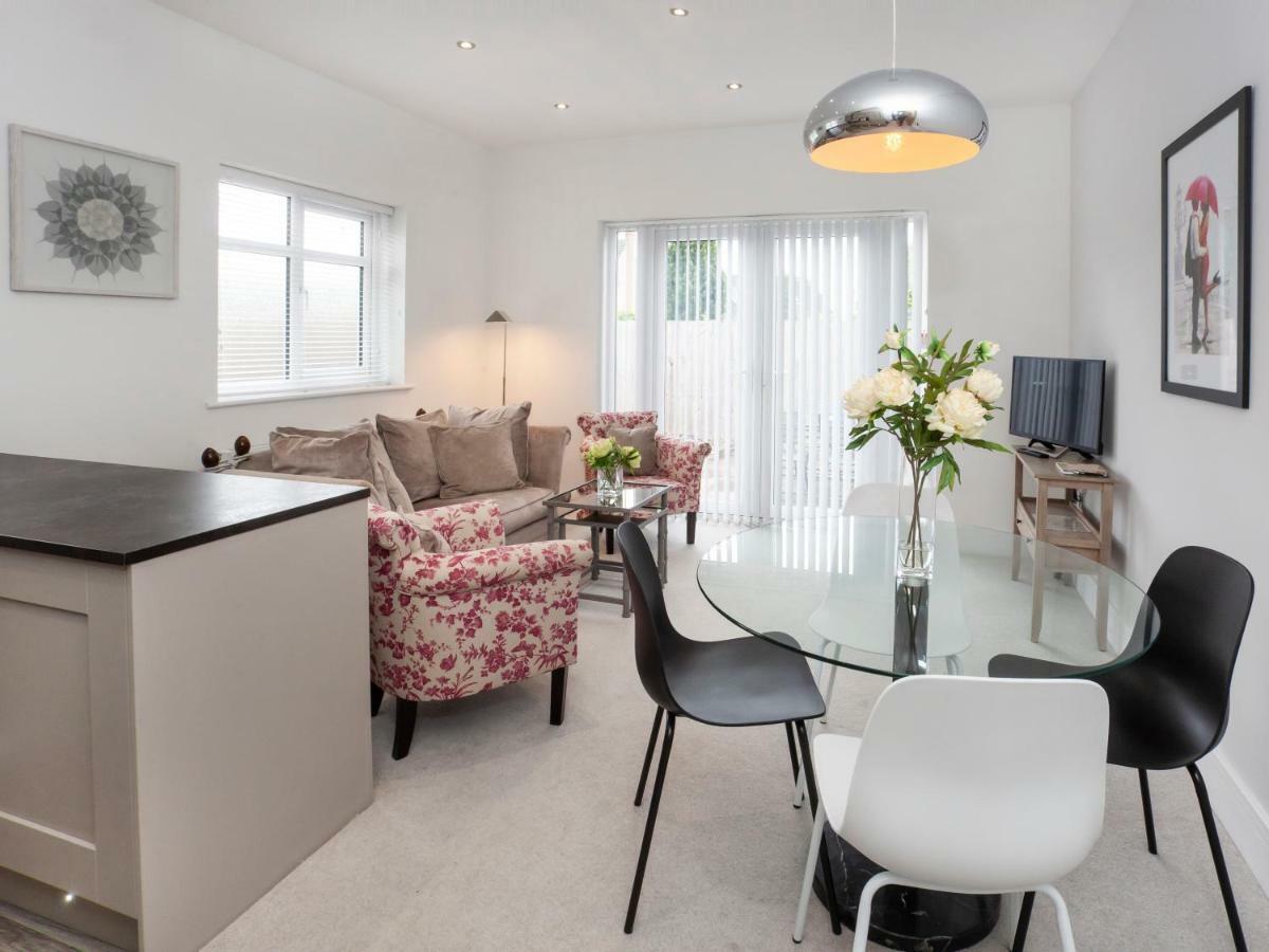 White House Apartments-Free Parking 1 Car Per Apartment York Exteriör bild