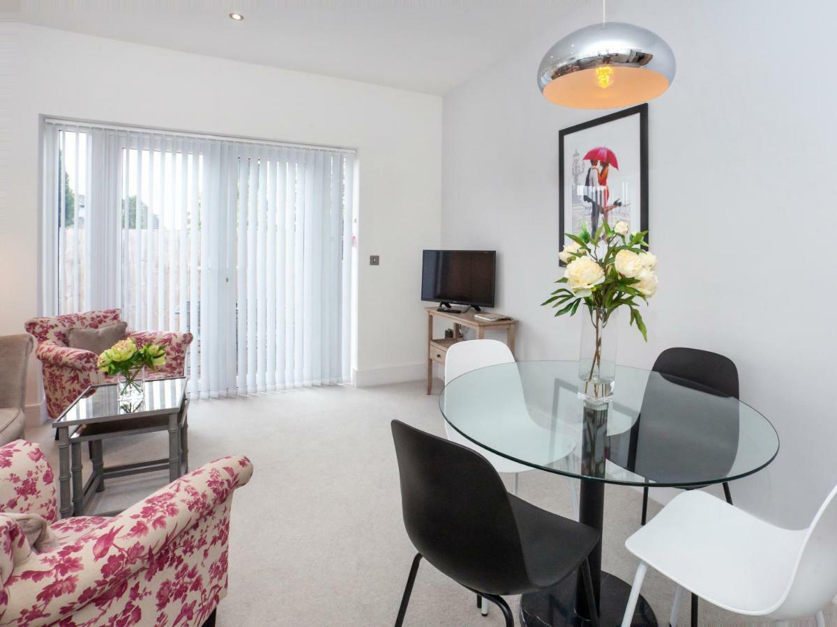 White House Apartments-Free Parking 1 Car Per Apartment York Exteriör bild