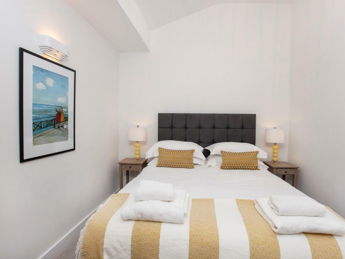 White House Apartments-Free Parking 1 Car Per Apartment York Exteriör bild