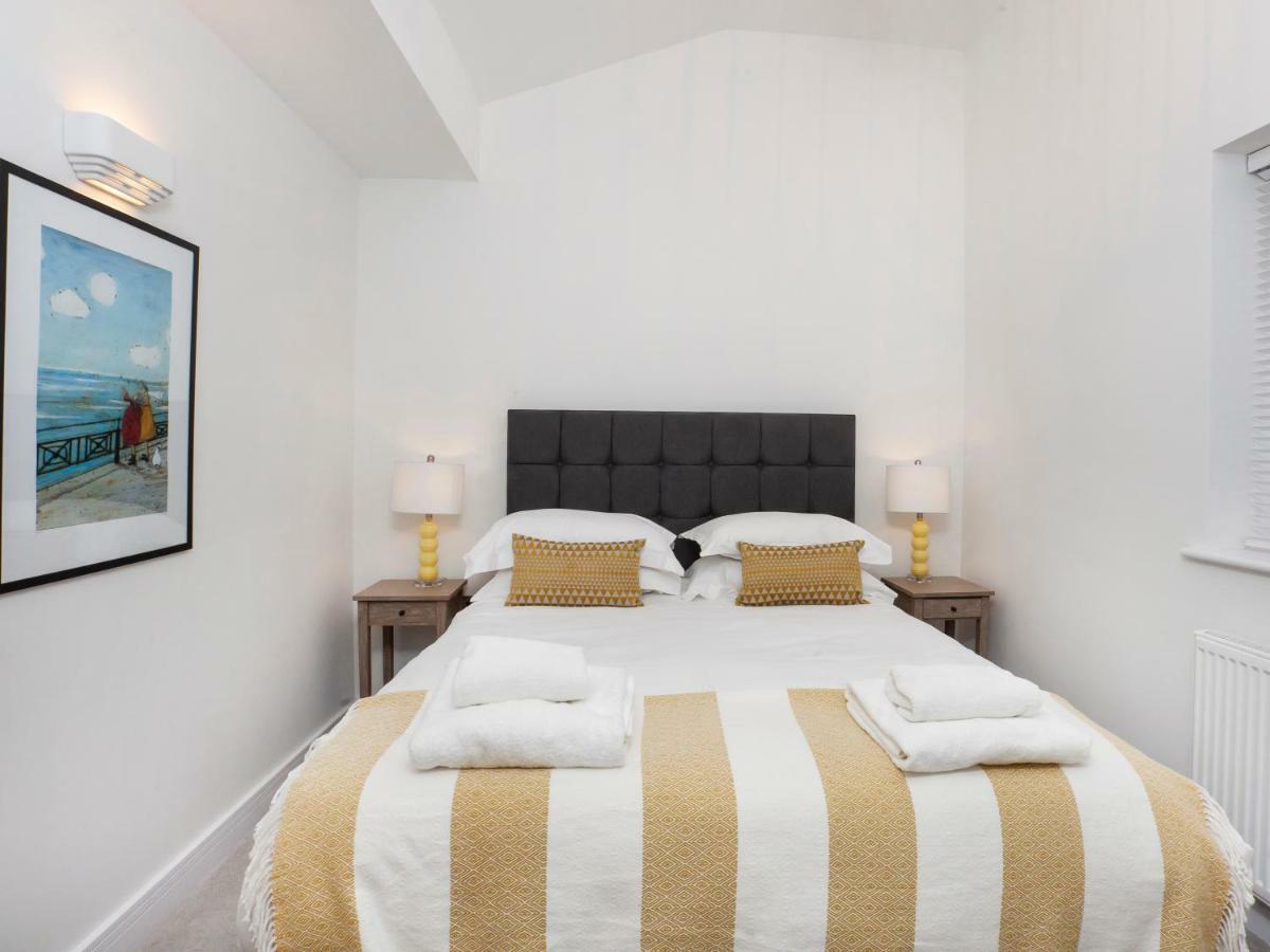White House Apartments-Free Parking 1 Car Per Apartment York Exteriör bild